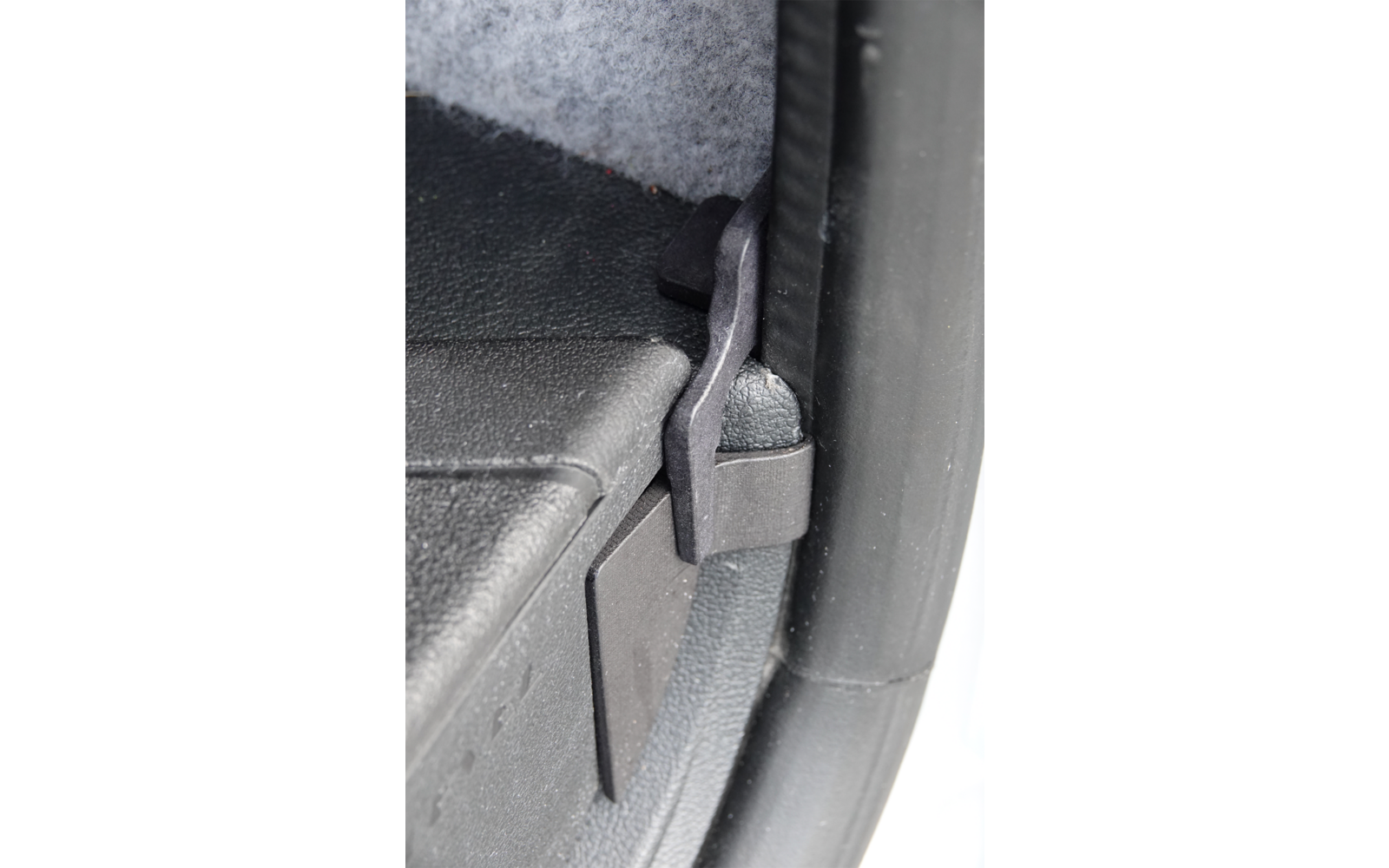 Nahaufnahme eines Gurtverbinders im Auto zwischen Sitz und Tür