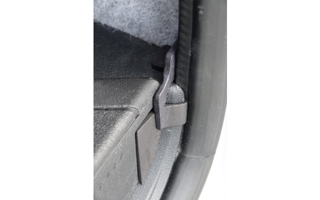 Nahaufnahme eines Gurtverbinders im Auto zwischen Sitz und Tür