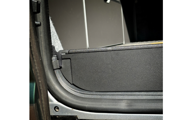 Nahaufnahme eines geöffneten Autotürbereichs mit sichtbarem Türrahmen und Innenraum