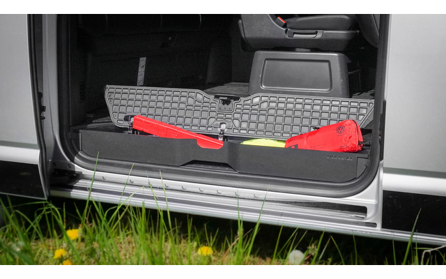 Offenes Fahrzeug mit sichtbarem Kofferraum und rotem Gegenstand im Stauraum