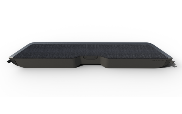 Schwarzes, rechteckiges Objekt mit einer Vertiefung in der Mitte, von vorne aufgenommen