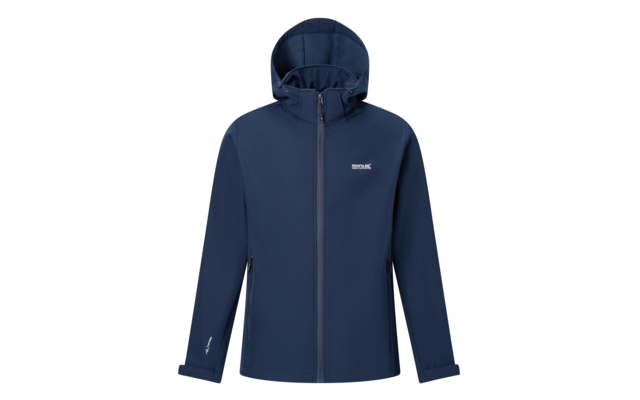 Dunkelblaue Softshelljacke mit Kapuze, Frontalansicht, Reißverschluss geschlossen, zwei seitliche Reißverschlusstaschen, weißes Logo auf Brust und Ärmel, weißer Hintergrund
