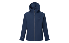 Dunkelblaue Softshelljacke mit Kapuze, Frontalansicht, Reißverschluss geschlossen, zwei seitliche Reißverschlusstaschen, weißes Logo auf Brust und Ärmel, weißer Hintergrund