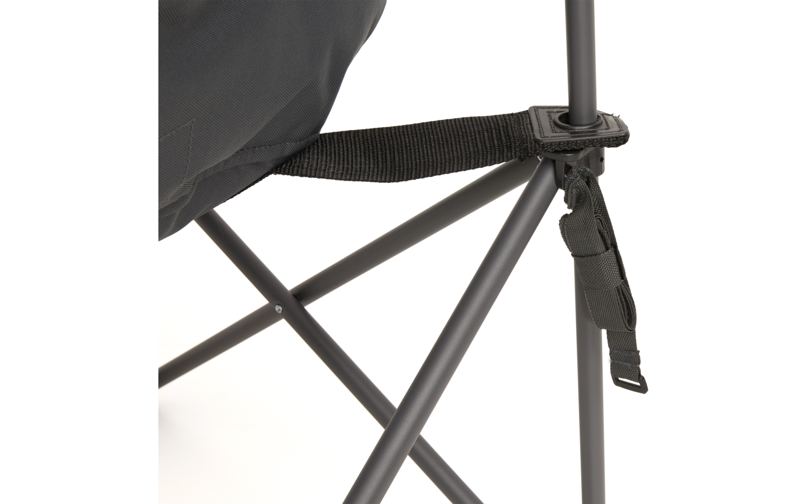 Nahaufnahme eines Klappstuhls: schwarzer Stoff, schwarzer Gurt mit Schnalle, graue gekreuzte Metallstangen