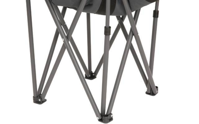 Unterer Bereich eines grauen Klappstuhls mit überkreuzten Metallbeinen, Gelenken und dunklen Kunststoff-Fußkappen auf weißem Hintergrund