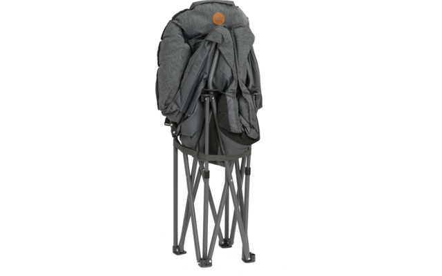 Gefalteter grauer Stuhl mit gepolstertem Stoffbezug, schwarzem Metallgestell mit gekreuzten Beinen, zwei Schultergurten und rundem braunem Patch oben