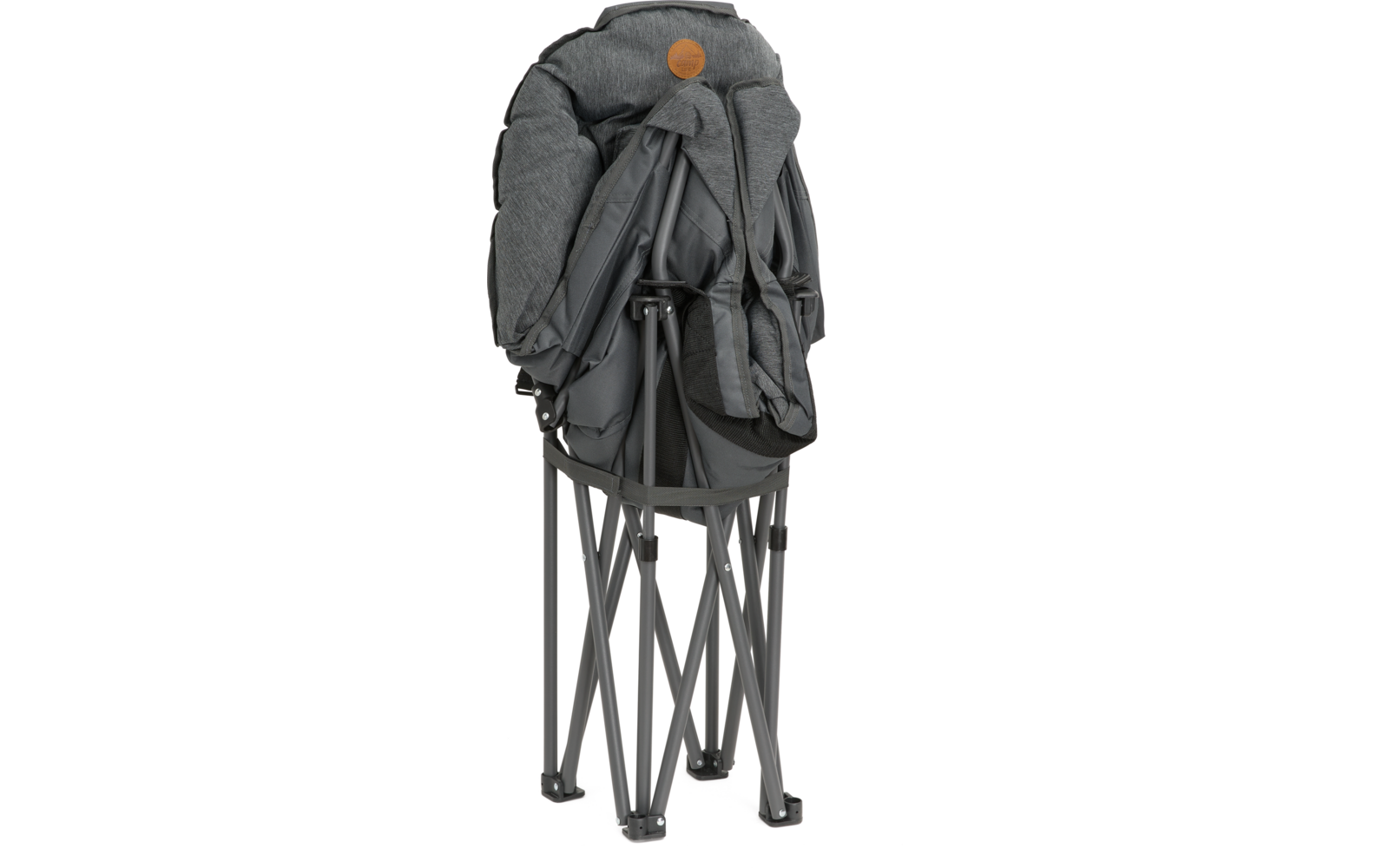 Gefalteter grauer Stuhl mit gepolstertem Stoffbezug, schwarzem Metallgestell mit gekreuzten Beinen, zwei Schultergurten und rundem braunem Patch oben