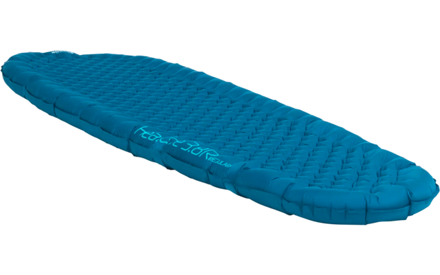 Blauwe rubberklomp op witte achtergrond