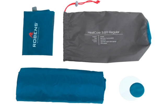 Blauwe en grijze tas met witte tekst en een opgerold blauw stuk stof met een klein wit en blauw rond object