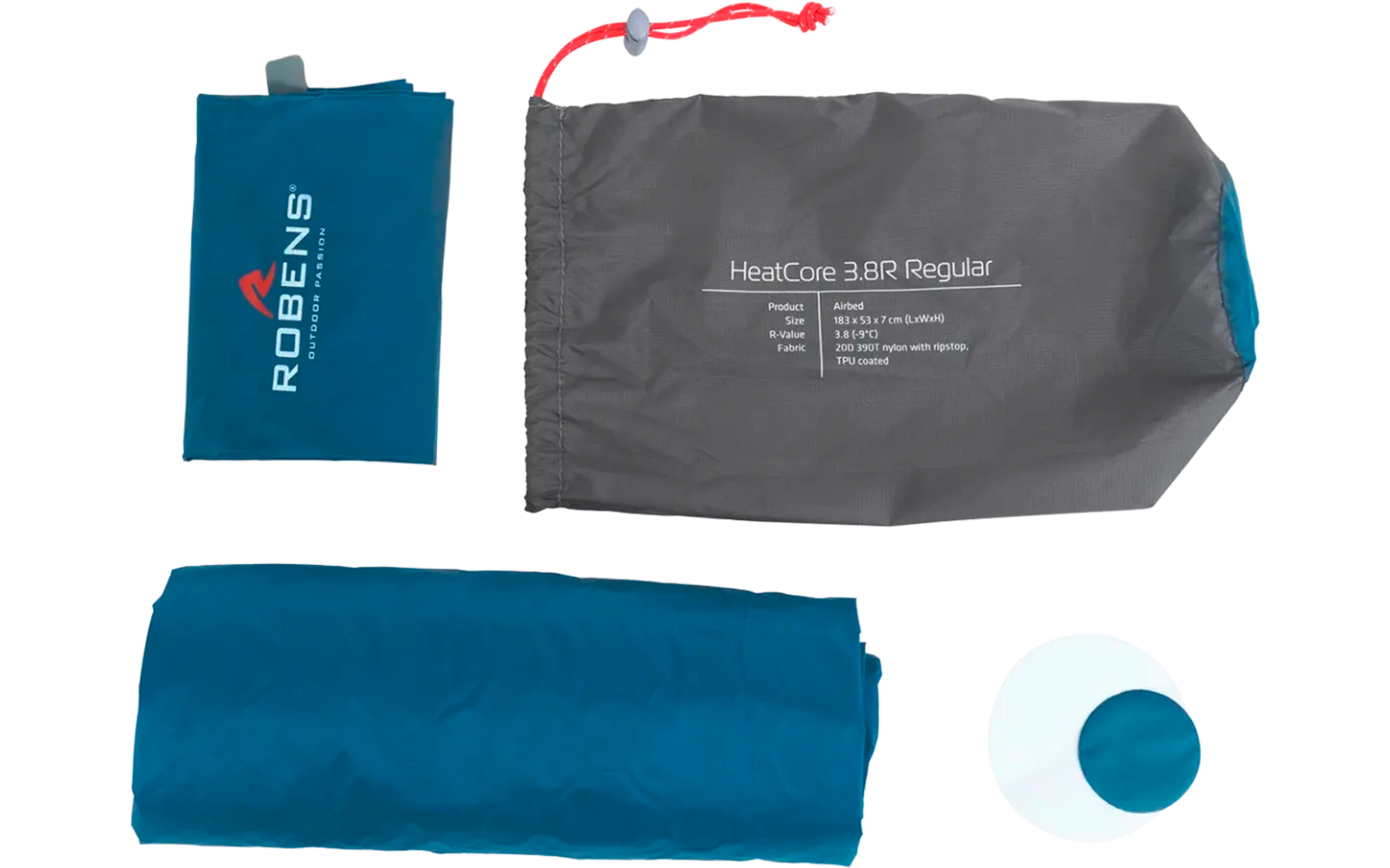 Blauwe en grijze tas met witte tekst en een opgerold blauw stuk stof met een klein wit en blauw rond object