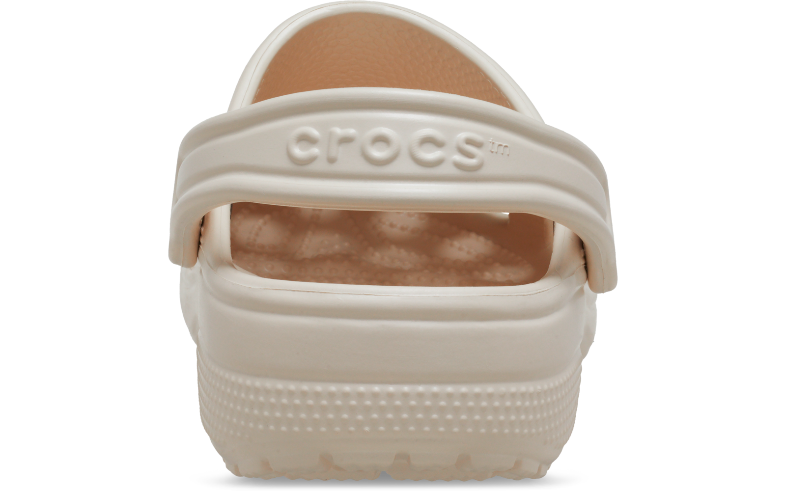 Rückansicht eines hellbeigen Crocs-Clogs mit hochgeklapptem Fersenriemen und sichtbarer Prägung 'crocs'