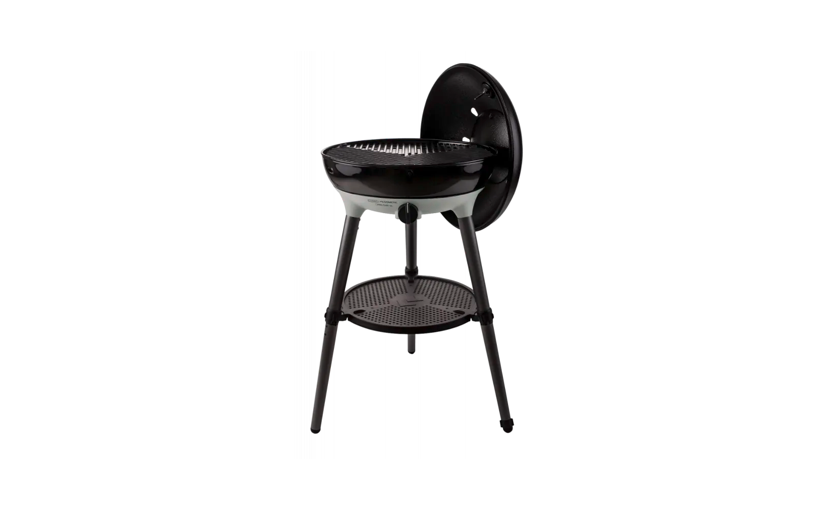 Schwarzer runder Grill mit nach hinten geklapptem Deckel, sichtbarem Grillrost, drei Beinen und runder Ablage darunter