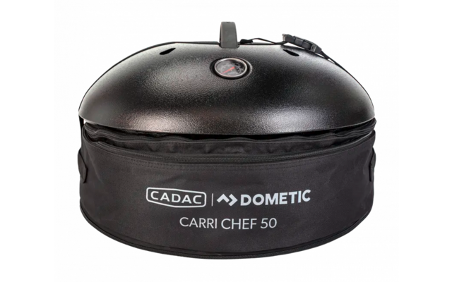 Schwarzer runder Metalldeckel mit Griff oben und rundem Thermometer, auf einer schwarzen Stoffhülle mit Reißverschluss und weißen Logos 'CADAC | DOMETIC CARRI CHEF 50'
