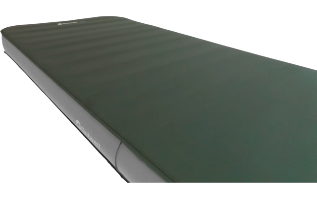 Groene lounge- of yogamat met grijze rand op witte achtergrond