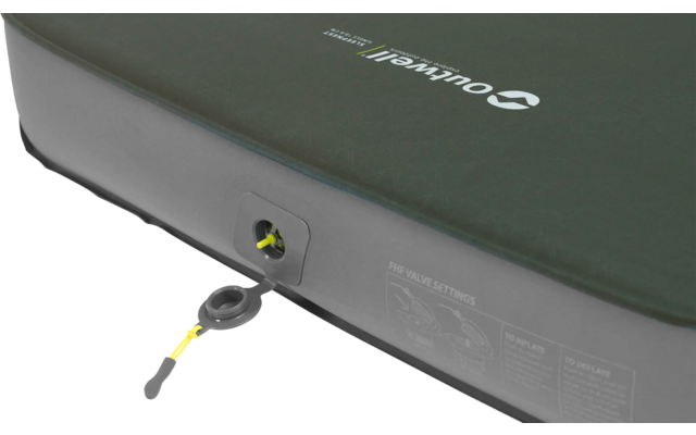 Groene opblaasbare slaapmat met ventiel en geel trekhandvat op witte achtergrond