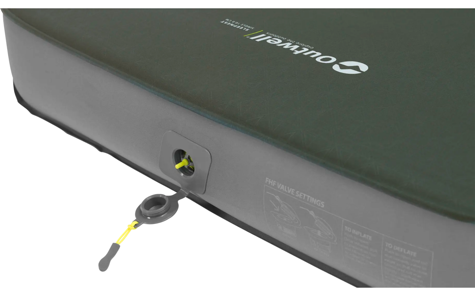 Groene opblaasbare slaapmat met ventiel en geel trekhandvat op witte achtergrond