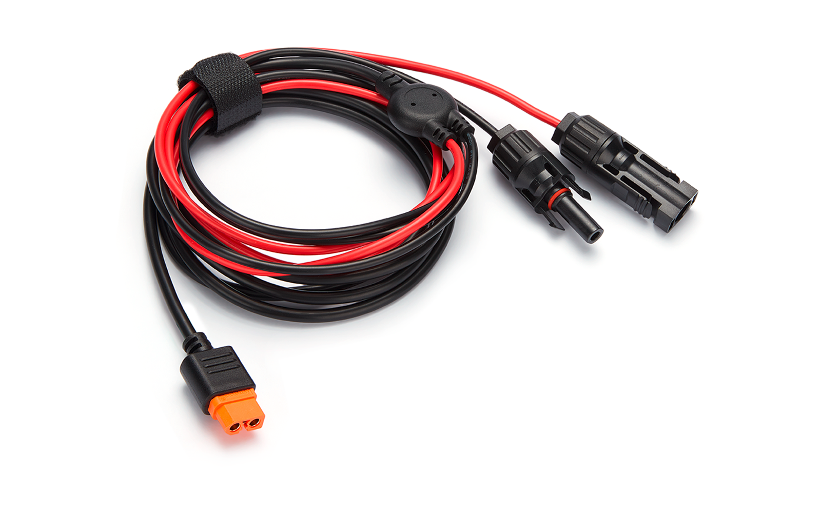 Schwarz-rote Kabel mit Steckern auf weißem Hintergrund