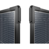 Zwei nebeneinander stehende Solarmodule mit schwarzem Rahmen auf weißem Hintergrund