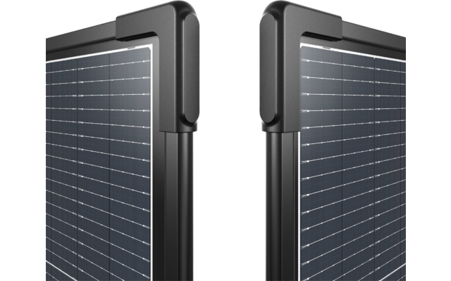 Zwei nebeneinander stehende Solarmodule mit schwarzem Rahmen auf weißem Hintergrund