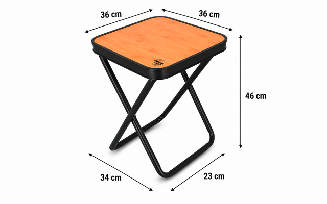 Quadratische hellbraune Holzplatte mit abgerundeten Ecken auf schwarzem, gekreuztem Metallgestell; Pfeile und Zahlen zeigen Maße (36 cm, 46 cm, 34 cm, 23 cm); weißer Hintergrund; kleiner runder schwarzer Aufkleber auf der Platte