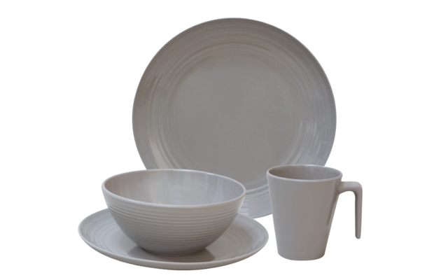 Weißes Geschirrset bestehend aus einem Teller, einer Schüssel und einer Tasse mit Henkel