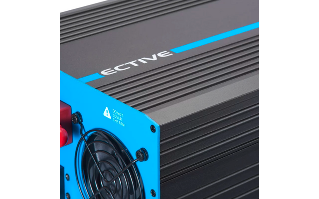 Nahaufnahme eines schwarzen und blauen elektronischen Geräts mit Lüfter
