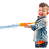 Ein Junge spritzt mit einer Wasserpistole Wasser