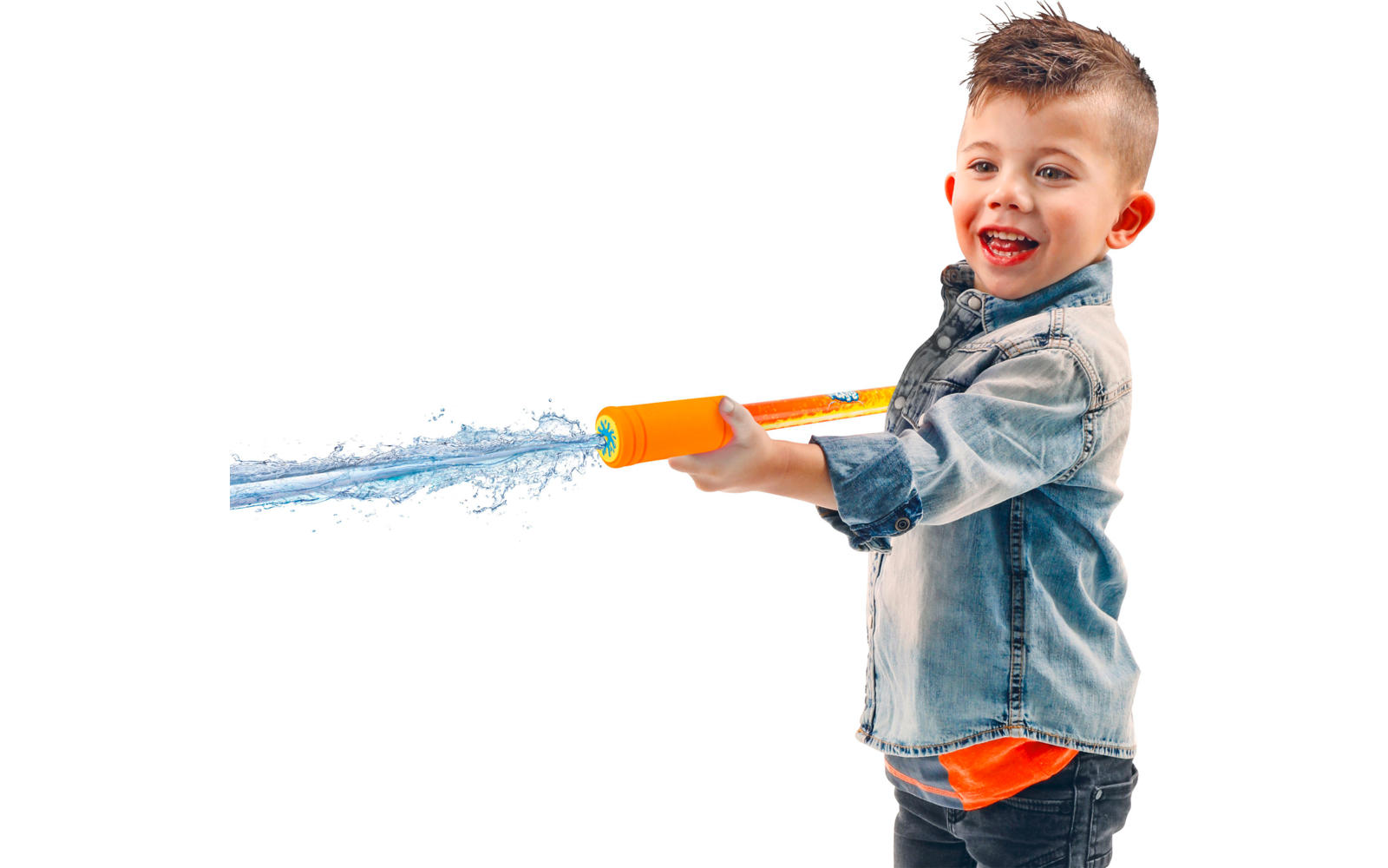 Ein Junge spritzt mit einer Wasserpistole Wasser