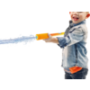Een jongen die water spuit met een waterpistool