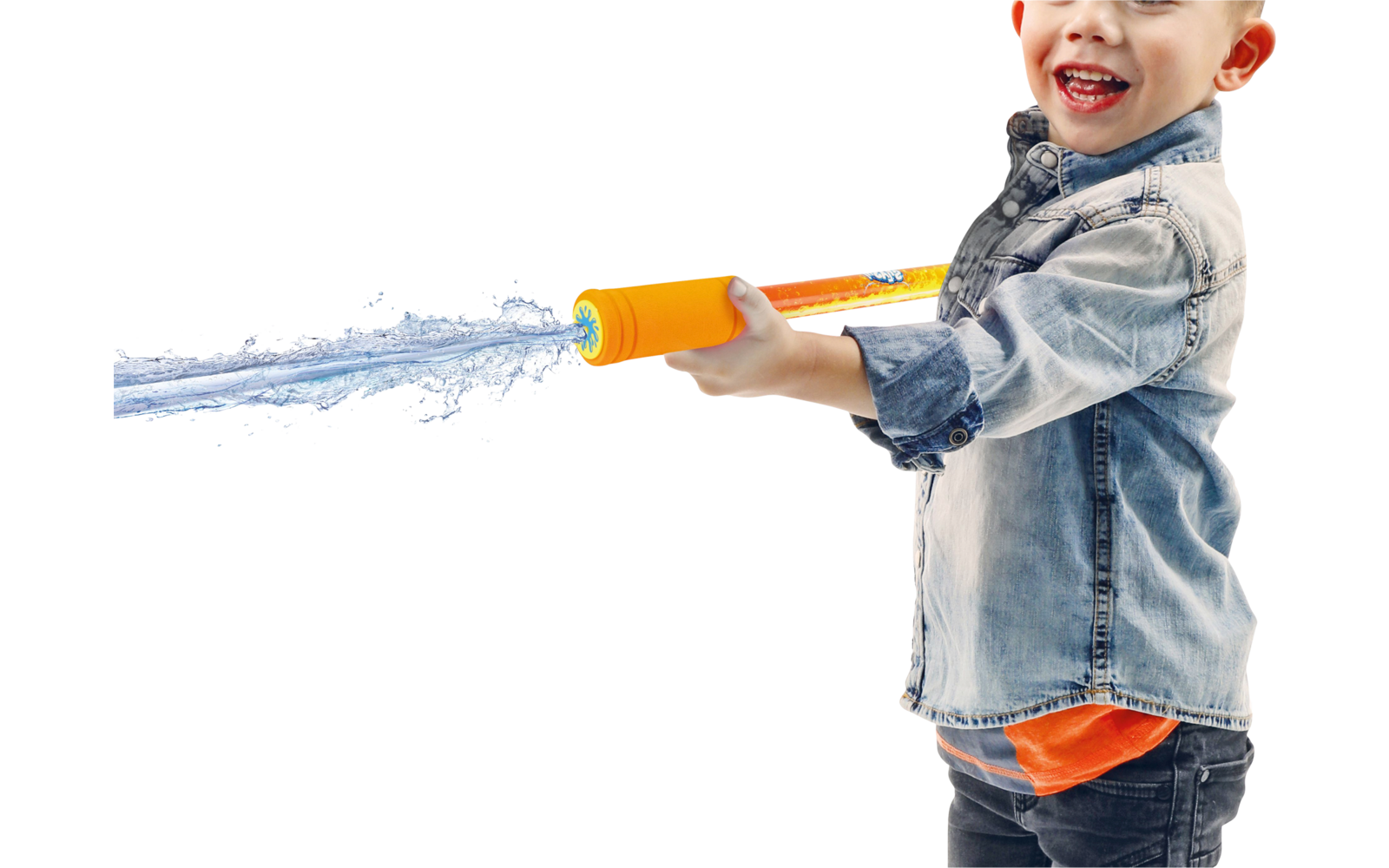 Een jongen die water spuit met een waterpistool