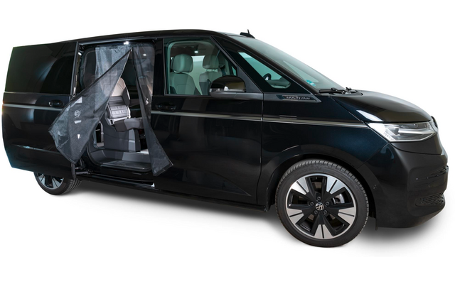 Dunkelblauer Van mit offener Schiebetür und sichtbar montiertem Lift an der Seite