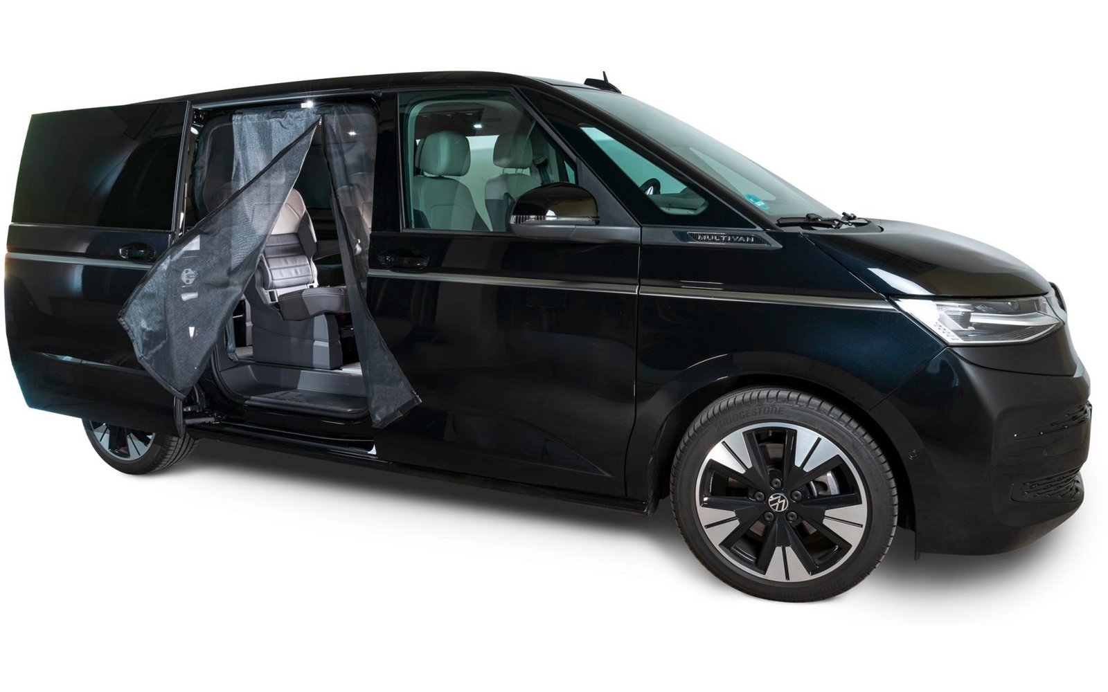 Dunkelblauer Van mit offener Schiebetür und sichtbar montiertem Lift an der Seite