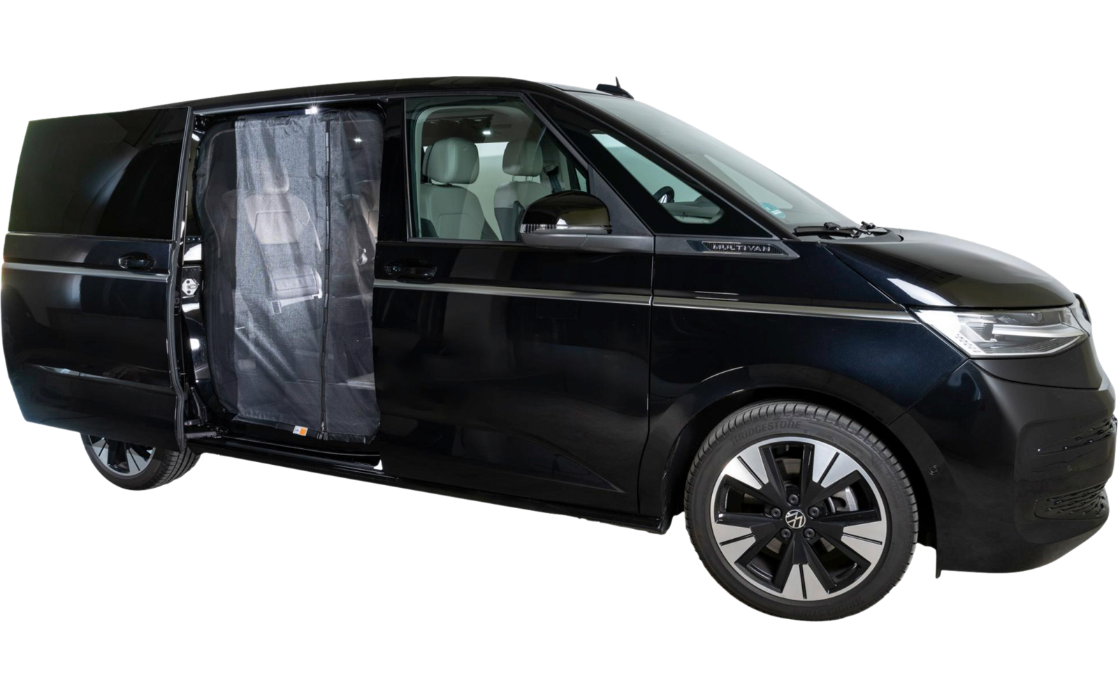 Schwarzer Van mit geöffneter Seitentür und Sicht auf den Innenraum