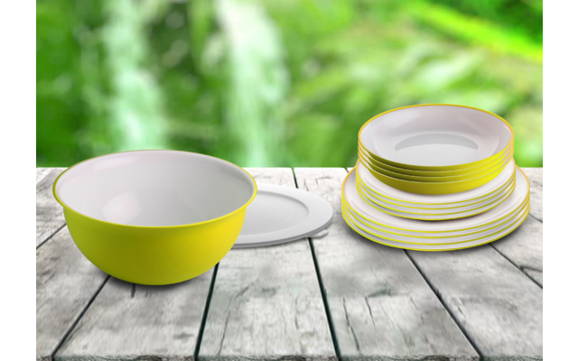 Gele en witte borden op een houten tafel met groene achtergrond