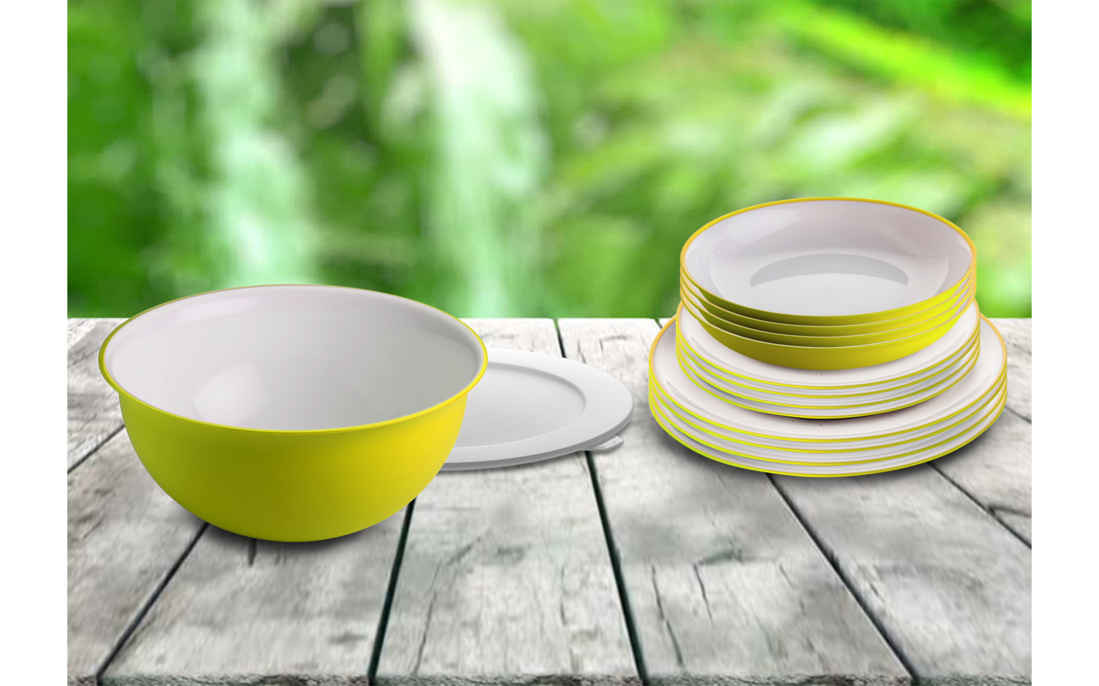 Gele en witte borden op een houten tafel met groene achtergrond