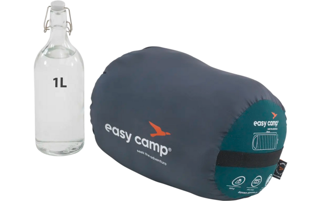 Ein 1-Liter-Glasflasche und ein zusammengerollter blauer Schlafsack mit Aufschrift