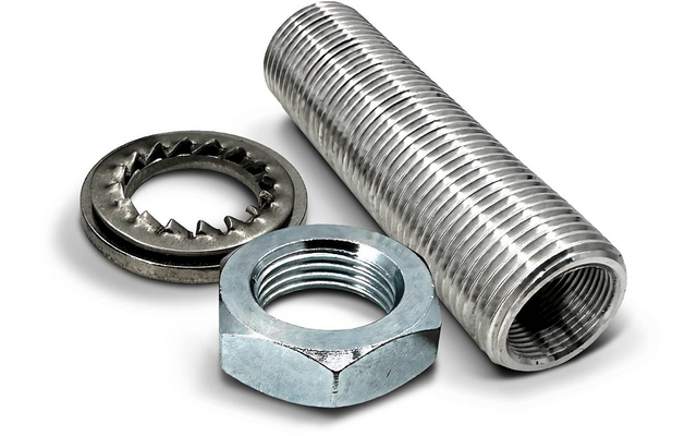 Metallgewinderohr, Sechskantmutter und gezahnte Unterlegscheibe auf weißem Hintergrund