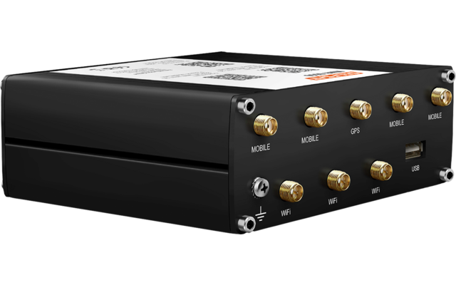 Schwarzes rechteckiges Metallgehäuse, Vorderseite mit mehreren goldfarbenen runden Steckern, USB‑Anschluss, Beschriftungen und Schrauben, weiße Aufkleber oben