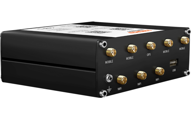 Schwarzes rechteckiges Metallgehäuse, Vorderseite mit mehreren goldfarbenen runden Steckern, USB‑Anschluss, Beschriftungen und Schrauben, weiße Aufkleber oben