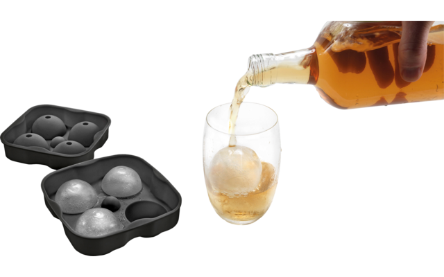 Eine Hand gießt einen hellbraunen Drink aus einer Flasche in ein Glas mit Eiswürfeln, daneben zwei Eiswürfelformen mit Eiswürfeln