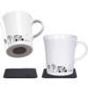 weiße Tasse mit Henkel und schwarzem Untersetzer, Tasse mit Zeichnung eines Busses und Bäumen