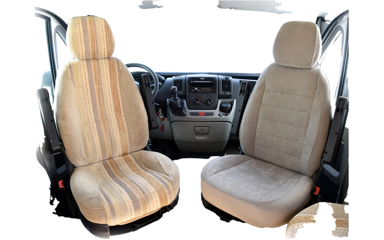 Deux sièges avant dans un véhicule, à gauche une housse en tissu rayé, à droite une housse en tissu uni, volant et tableau de bord en arrière-plan