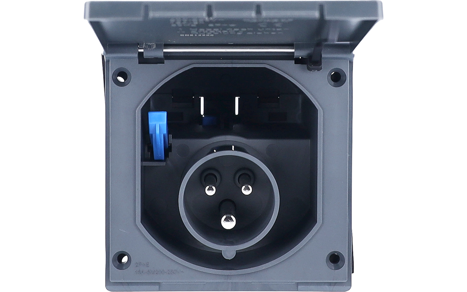 Graue Kunststoff-Steckdosenbox mit offenem Deckel, darin eine runde dreipolige Steckdose mit drei metallischen Kontakten und vier Schraubenlöchern; links ein blaues Kunststoffteil sichtbar