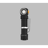 Schwarze Taschenlampe mit silbernem Clip vor weißem Hintergrund