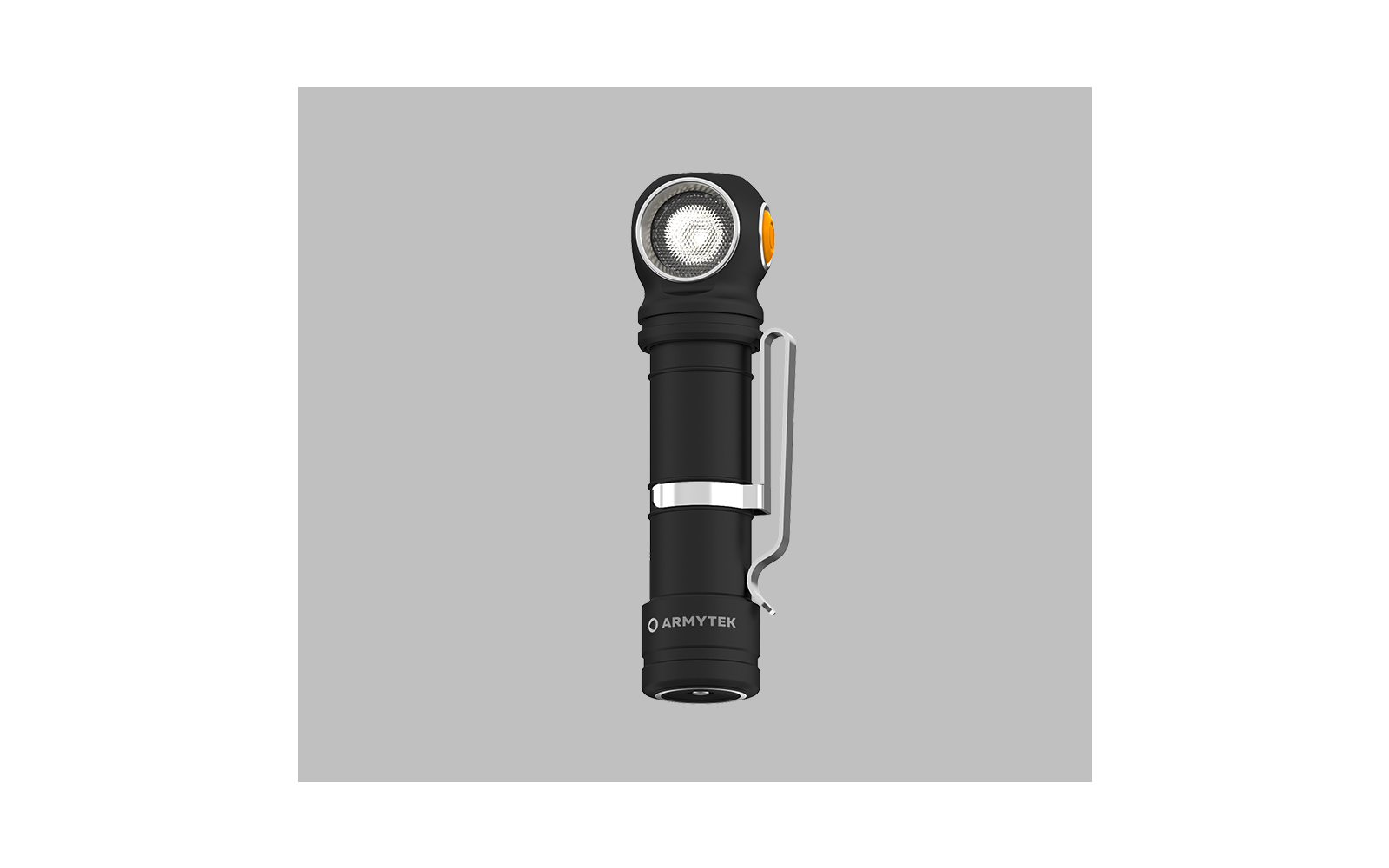 Schwarze Taschenlampe mit silbernem Clip vor weißem Hintergrund