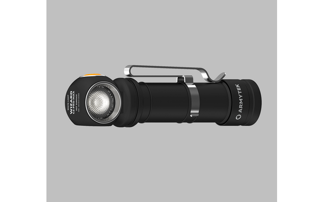 Schwarze Taschenlampe mit silbernem Knopf auf neutralem Hintergrund