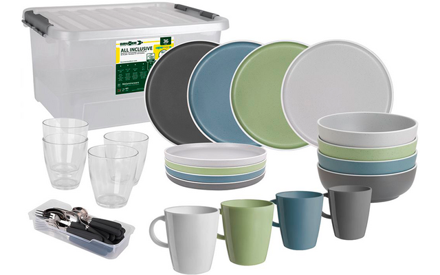 Transparente Kunststoff-Aufbewahrungsbox mit grauem Deckel; daneben gestapelte Teller und Schalen in Grau, Blau, Grün und Weiß, vier bunte Becher, zwei transparente Trinkgläser und eine kleine Besteckbox mit Besteck