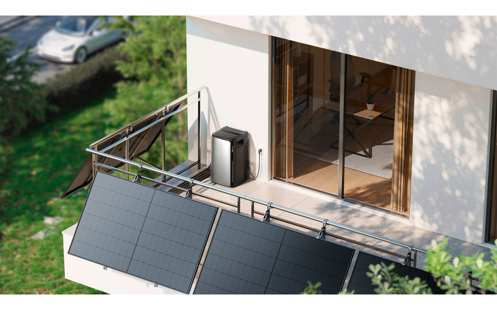 Balkon an einem modernen weißen Haus mit Glastür und Stuhl
