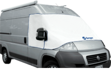 weißer Lieferwagen mit einer Abdeckung über der Windschutzscheibe, im Hintergrund Bäume