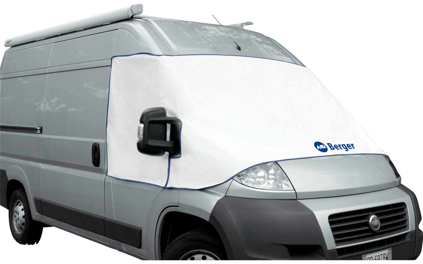 weißer Lieferwagen mit einer Abdeckung über der Windschutzscheibe, im Hintergrund Bäume